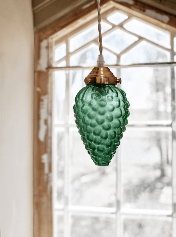 Druva Ø10 Vihreä ikkunavalaisin valmistajalta Strömshaga - Vihreän lasin hieno yhdistelmä, viinirypäletertun ja messinkivarjostimen muotoinen Grape Ceiling Lamp luo kutsuvan ja hienostuneen tunnelman.
