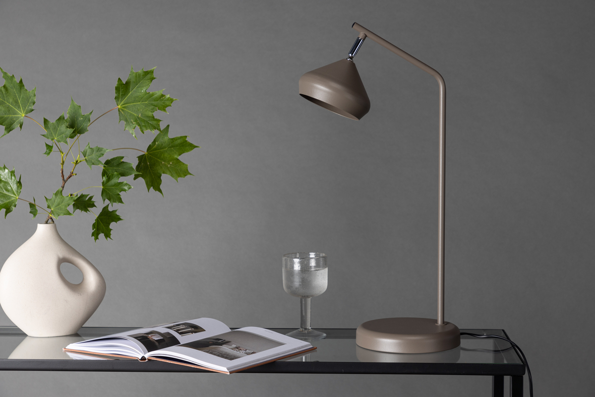 Isaberg 52cm Mokka työpöytävalaisin valmistajalta Venture Design - Kapealla valaistuksellaan se levittää pehmeää ja kutsuvaa valoa, joka luo intiimin ja harmonisen tunnelman.