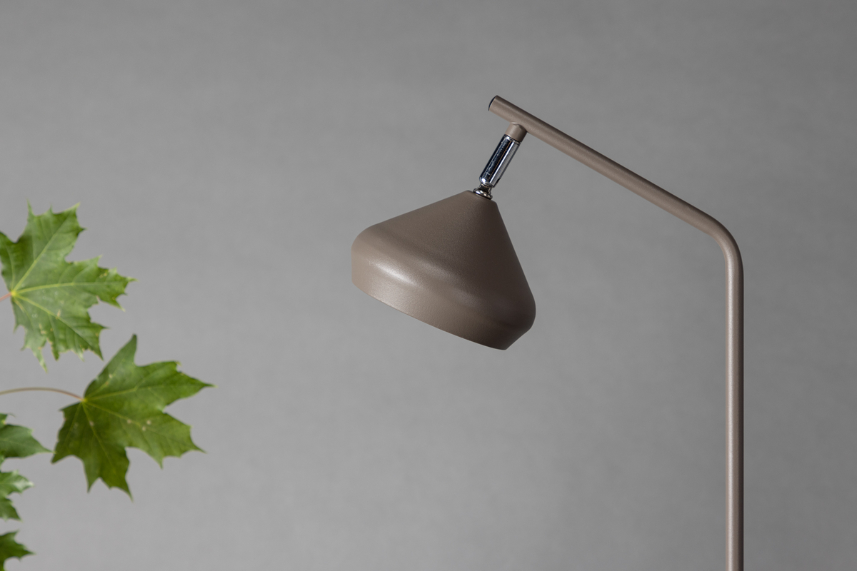 Isaberg 52cm Mokka työpöytävalaisin valmistajalta Venture Design - Kapealla valaistuksellaan se levittää pehmeää ja kutsuvaa valoa, joka luo intiimin ja harmonisen tunnelman.