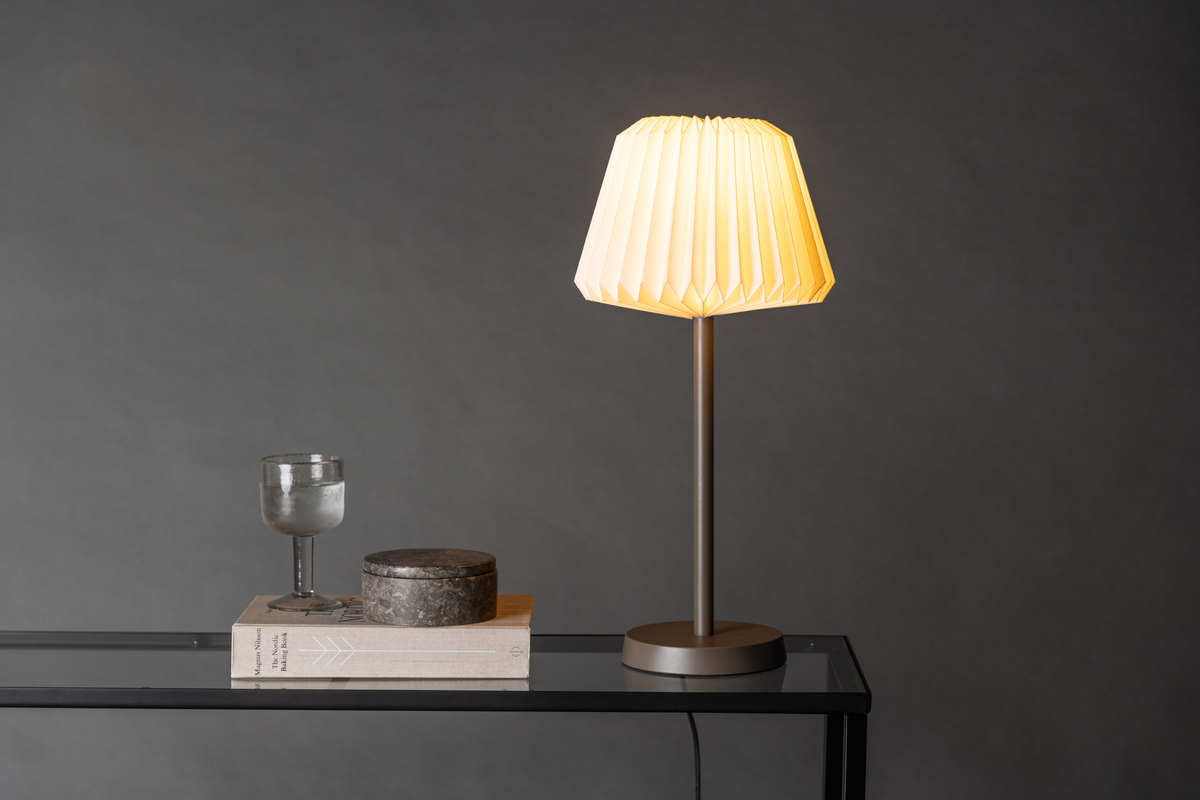 Tandådalen 50cm Tummanruskea pöytävalaisin valmistajalta Venture Design - Minimalistinen Tand&aring;ringdalen-p&ouml;yt&auml;valaisin on t&auml;ydellinen p&ouml;yt&auml;valaisin pirist&auml;m&auml;&auml;n ty&ouml;p&ouml;yt&auml;&auml;si tai makuuhuonettasi vieh&auml;tt&auml;v&auml;ll&auml; ulkon&auml;&ouml;ll&auml;&auml;n ja miellytt&auml;v&auml;ll&auml; valollaan.