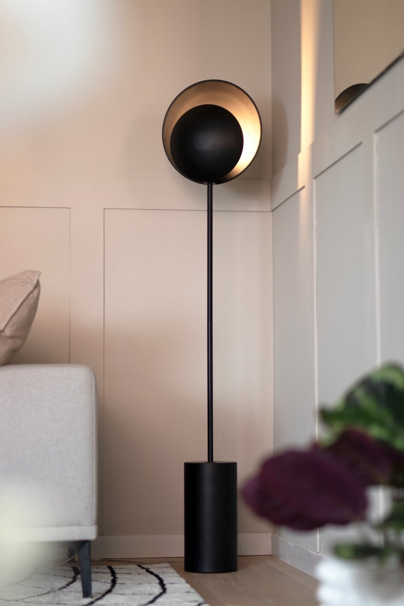 Orbit Musta lattiavalaisin valmistajalta Globen Lighting - Mattamustaksi lakatusta metallista valmistetussa Orbitissa on piilotettu varjostin, joka antaa ep&auml;suoraa valoa.