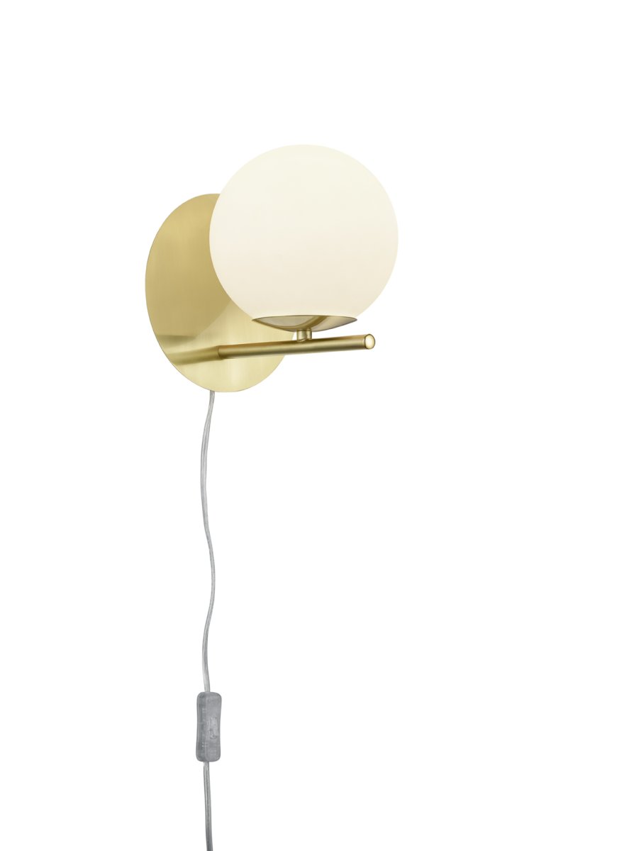 Pure Ø16 Matta messinki seinävalaisin valmistajalta Trio Lighting - Minimalistinen muotoilu mattapintaisella messingillä ja valkoisella opaalilasilla on uskomattoman moderni ja yhdistettävissä sekä yksinkertaisiin että tehokkaisiin elementteihin.