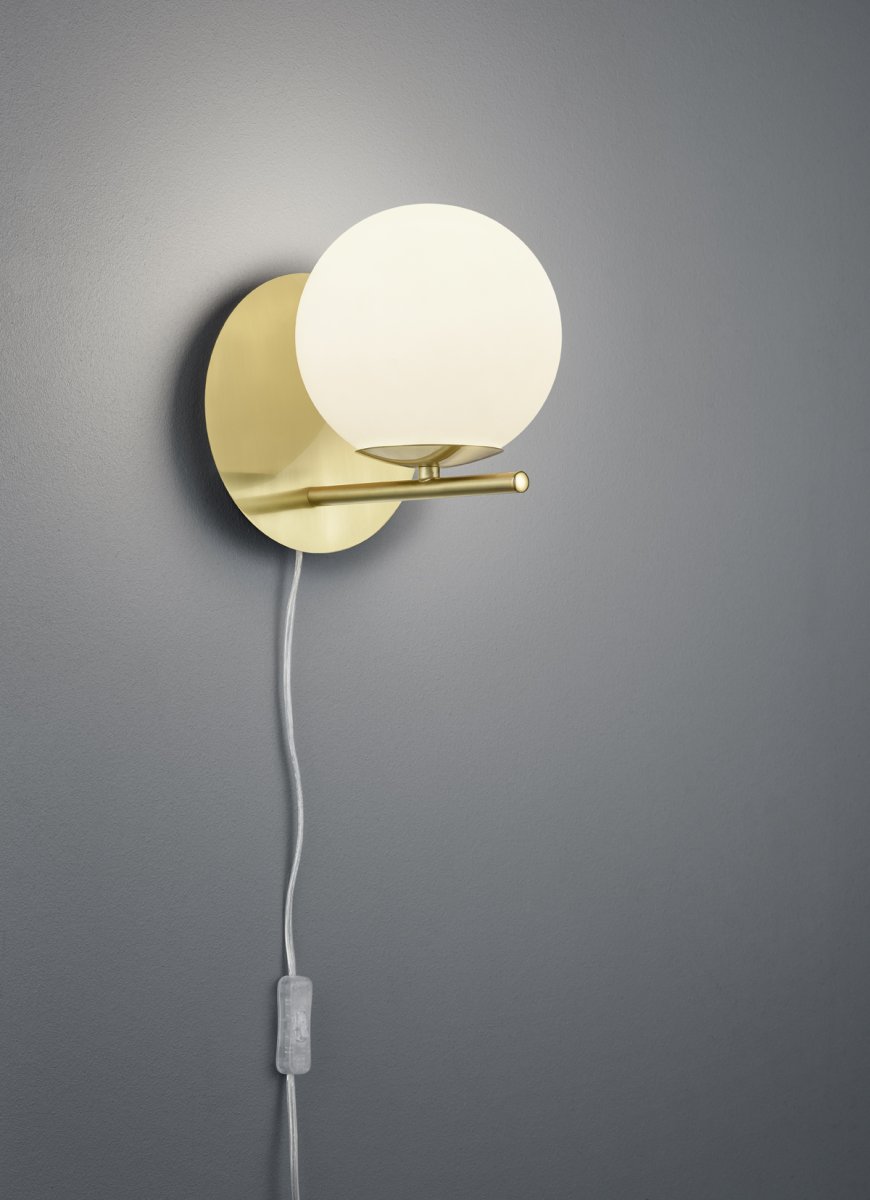 Pure Ø16 Matta messinki seinävalaisin valmistajalta Trio Lighting - Minimalistinen muotoilu mattapintaisella messingillä ja valkoisella opaalilasilla on uskomattoman moderni ja yhdistettävissä sekä yksinkertaisiin että tehokkaisiin elementteihin.