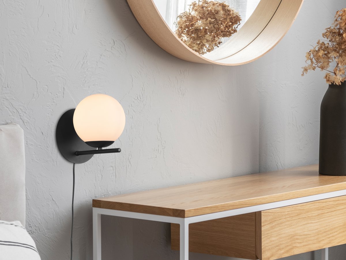 Pure Ø16 Musta seinävalaisin valmistajalta Trio Lighting - Mattamustan ja valkoisen lasin v&auml;riyhdistelm&auml; on ajaton ja sopii t&auml;ydellisesti kaikkiin asuntyyliin.