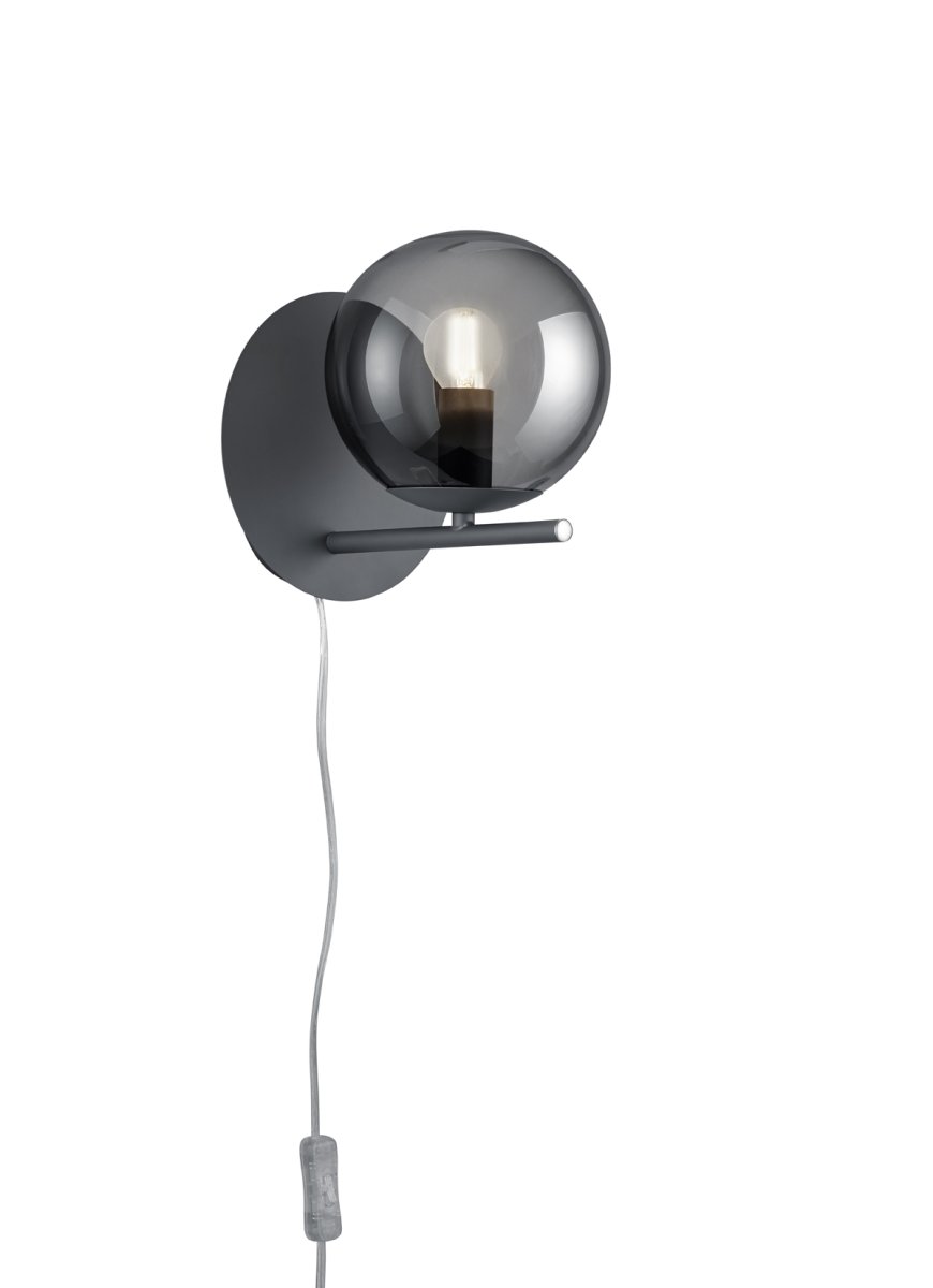 Pure Ø16 Savun värinen seinävalaisin valmistajalta Trio Lighting - Mattamustan ja savustetun lasin v&auml;riyhdistelm&auml; on ajaton ja sopii t&auml;ydellisesti kaikkiin asuntyyliin.