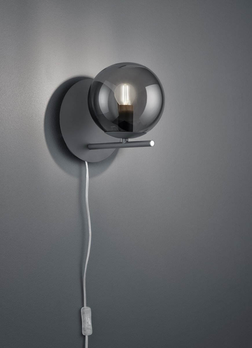 Pure Ø16 Savun värinen seinävalaisin valmistajalta Trio Lighting - Mattamustan ja savustetun lasin v&auml;riyhdistelm&auml; on ajaton ja sopii t&auml;ydellisesti kaikkiin asuntyyliin.