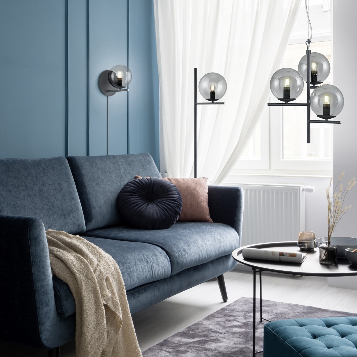 Pure Ø16 Savun värinen seinävalaisin valmistajalta Trio Lighting - Mattamustan ja savustetun lasin v&auml;riyhdistelm&auml; on ajaton ja sopii t&auml;ydellisesti kaikkiin asuntyyliin.