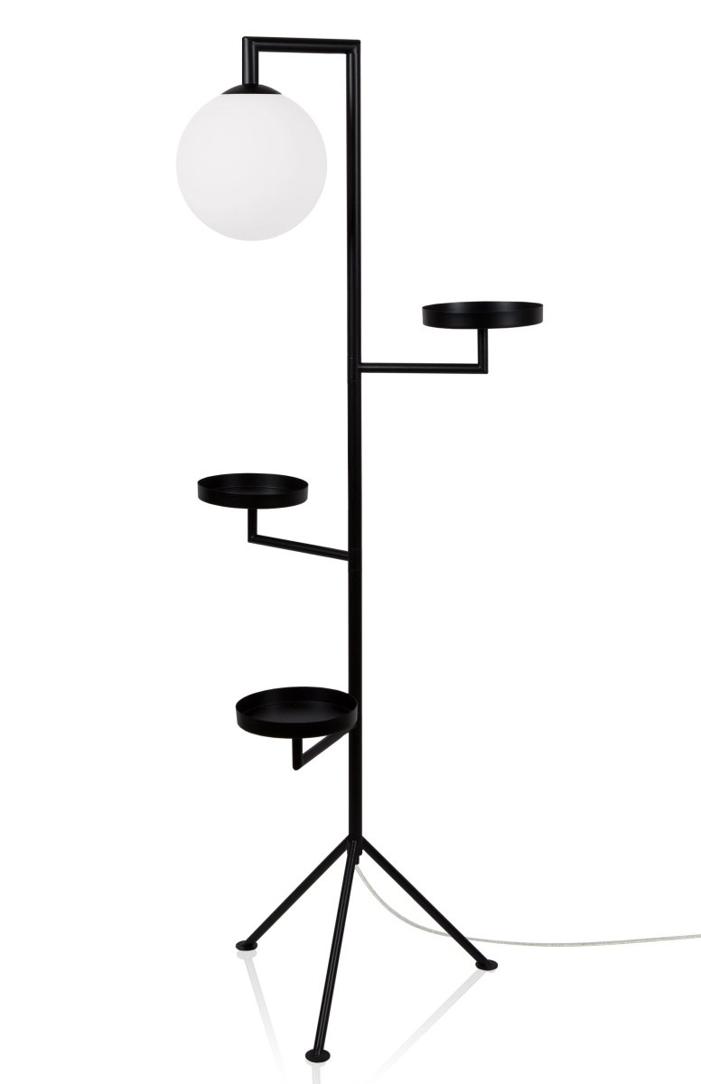 Astoria Musta lattiavalaisin valmistajalta Globen Lighting - Astoriassa yhdistyv&auml;t toiminnallisuus ja muotoilu, sill&auml; sit&auml; voidaan k&auml;ytt&auml;&auml; kaikkeen salista jalustalle lukuvalaisimiin.