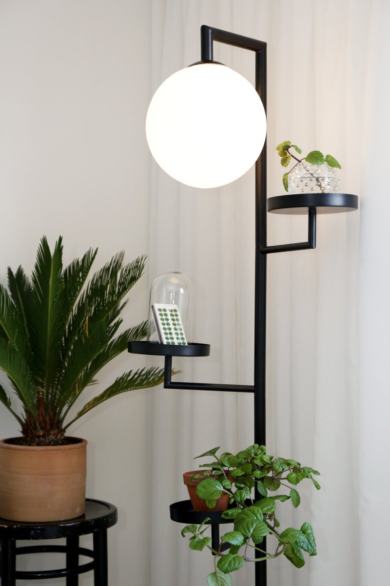 Astoria Musta lattiavalaisin valmistajalta Globen Lighting - Astoriassa yhdistyv&auml;t toiminnallisuus ja muotoilu, sill&auml; sit&auml; voidaan k&auml;ytt&auml;&auml; kaikkeen salista jalustalle lukuvalaisimiin.