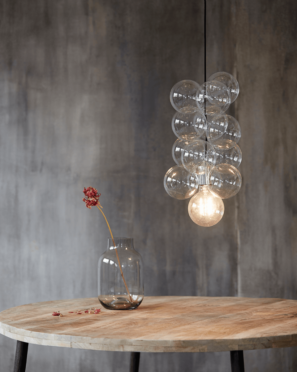 DIY Ø30 Läpinäkyvä kattovalaisin valmistajalta House Doctor - Valaisin koostuu 12 läpinäkyvästä lasipallosta, joiden halkaisija on 12 cm yhdistettyinä ompeleina; että he luovat upean ja modernin valaisimen.