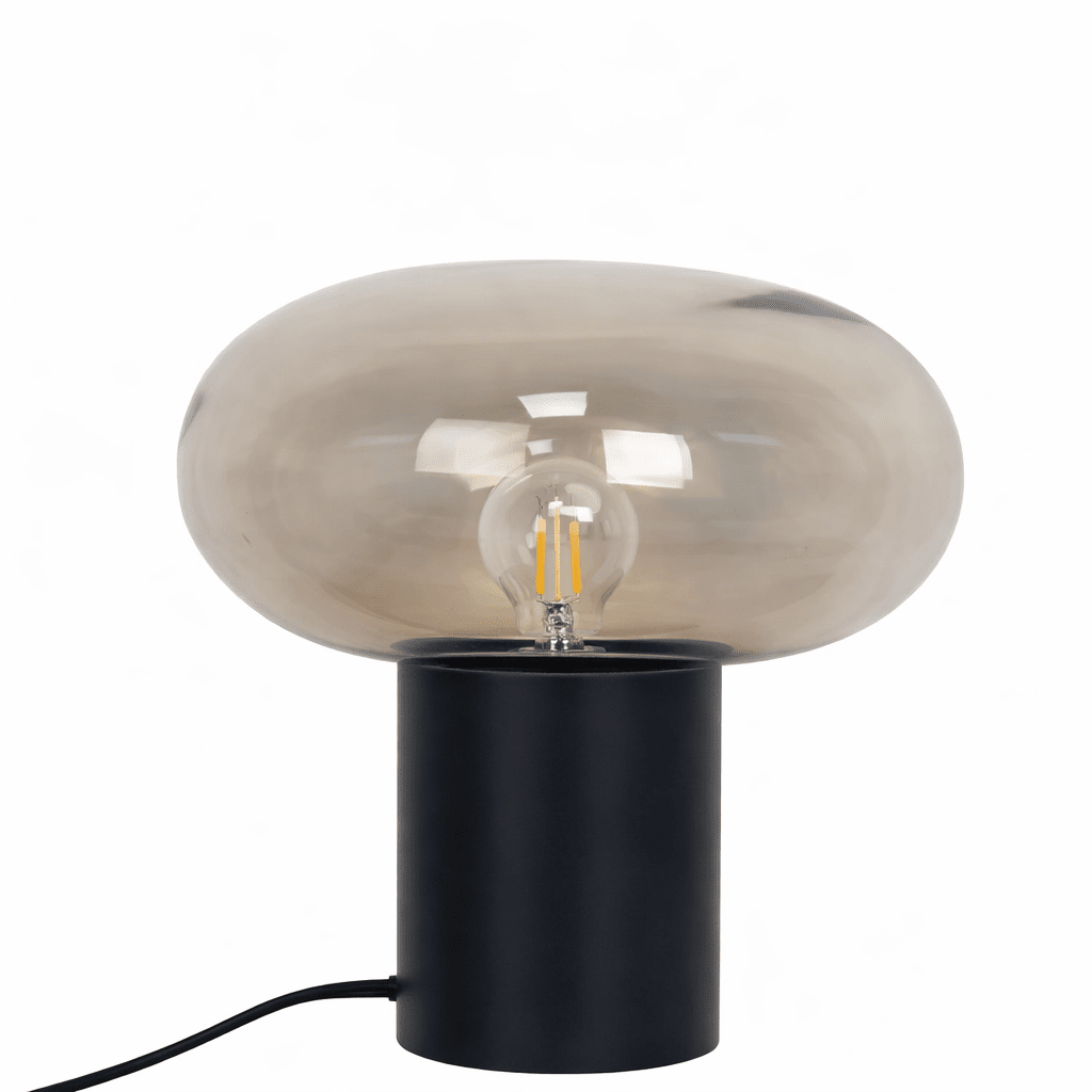 Alba 32cm Musta/meripihkanvärinen pöytävalaisin valmistajalta Nordic Lighting - Musta metallinen jalusta antaa vakaan ja elegantin ilmeen, kun taas meripihkanv&auml;rinen lasivarjostin luo pehme&auml;n ja tunnelmallisen valon.