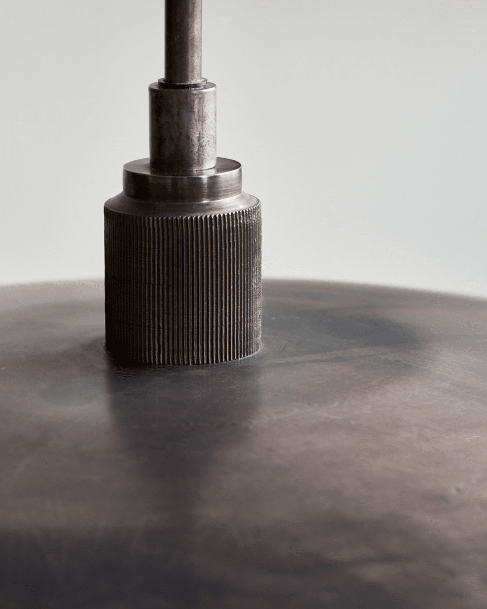 Boston Ø60 Antiikki ruskea kattovalaisin valmistajalta House Doctor - Se luo selkeästi kodikkaan tunnelman illallisiin ja lautapeleihin ystävien ja perheen kanssa.