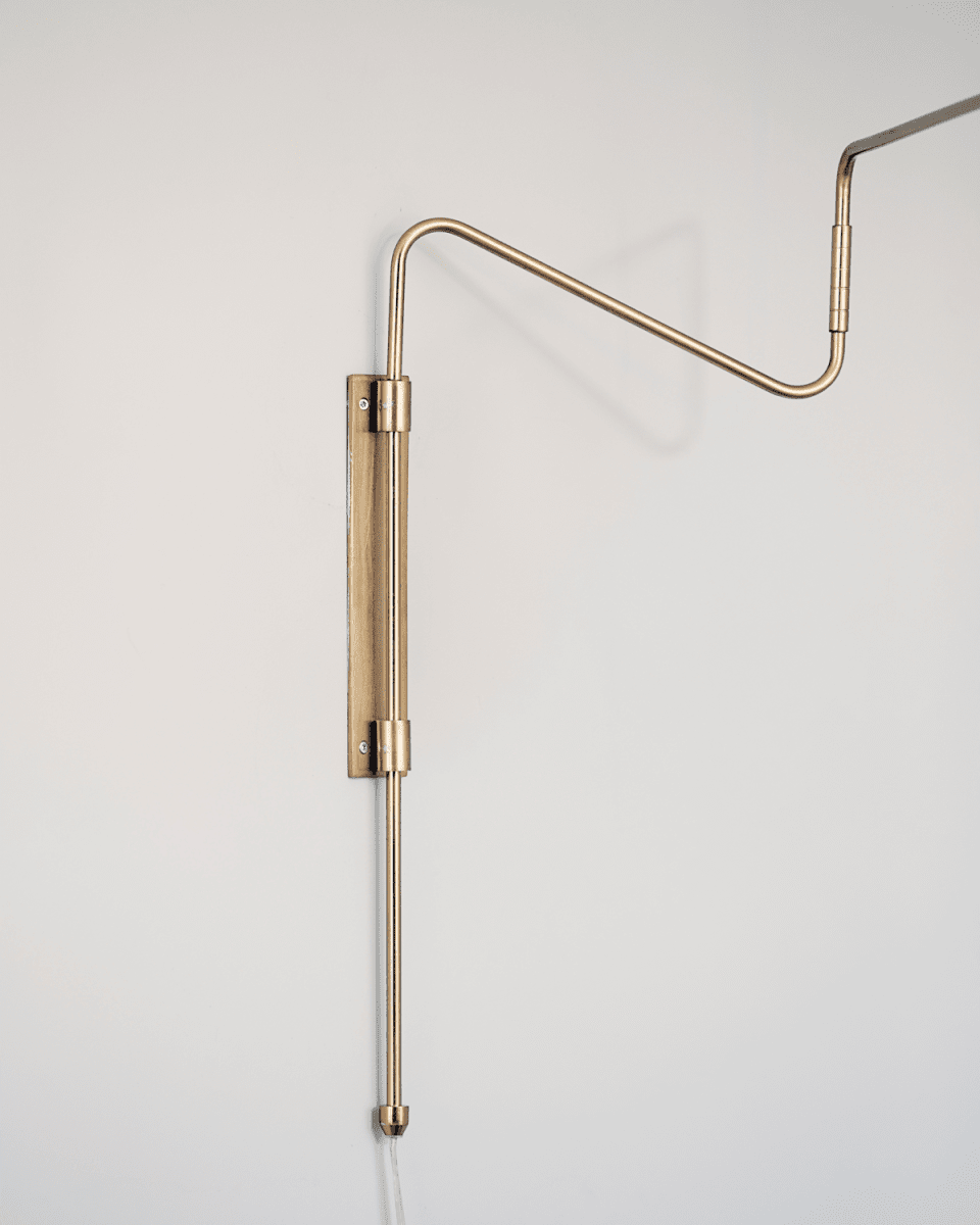 Swing 70cm Messinki seinävalaisin valmistajalta House Doctor - Ep&auml;symmetriset ja vinot linjat, jotka antavat valaisimelle koristeellisen ja j&auml;nnitt&auml;v&auml;n ilmeen, antavat my&ouml;s valaisimen valomuotoilun.