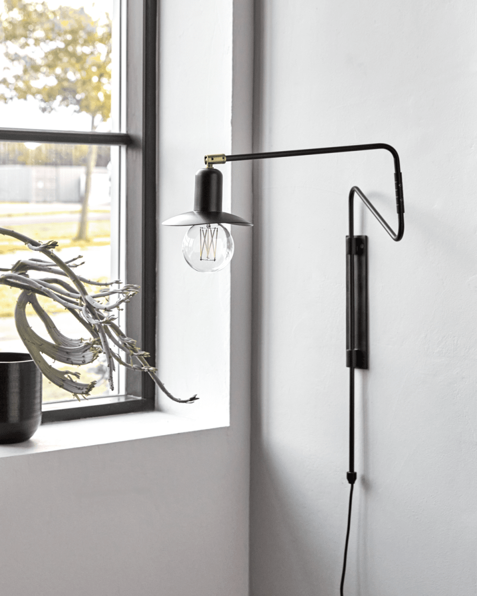 Swing 35cm Musta seinävalaisin valmistajalta House Doctor - Luo vaikuttava tasapaino modernin ja klassisen eleganssin v&auml;lill&auml; sisustukseesi t&auml;ll&auml; sein&auml;valaisimella.