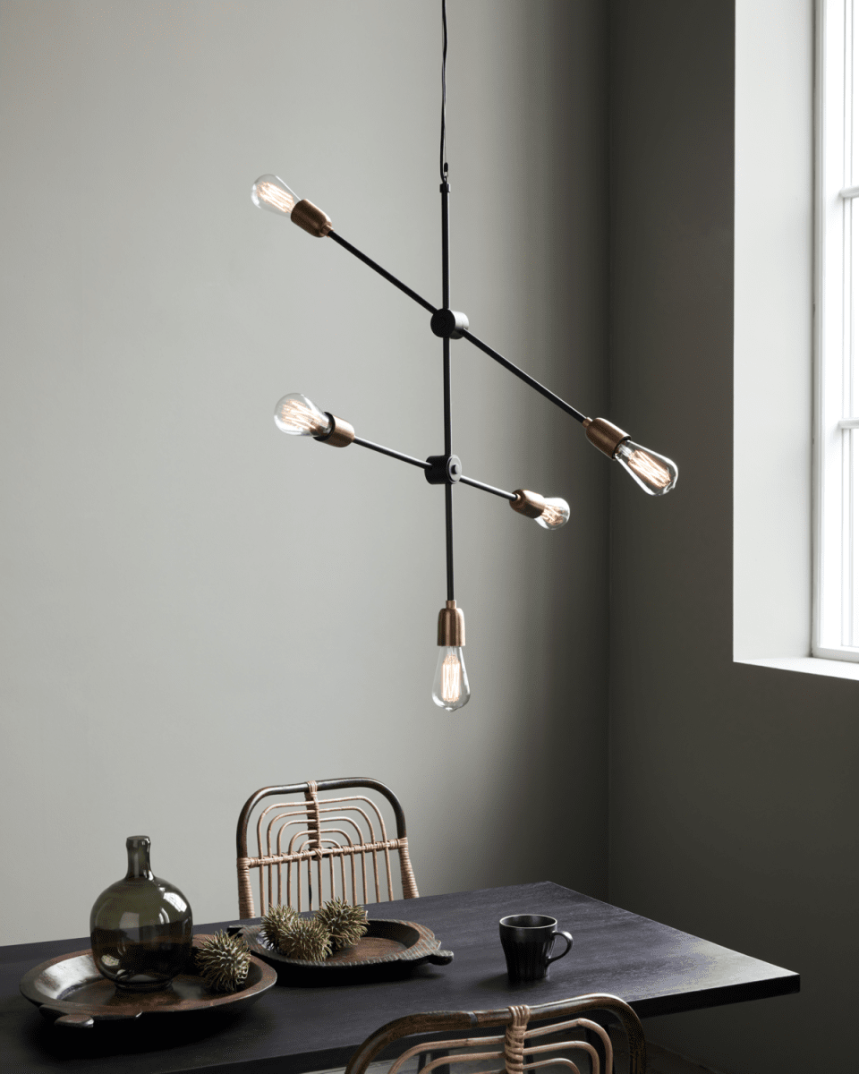 Molecular 68cm Musta kattovalaisin valmistajalta House Doctor - Kaunis House Doctorin Molecular-valaisin on l&auml;hes veistoksellinen lamppu, joka on k&auml;yt&auml;nn&ouml;llinen valonl&auml;hde ja lis&auml;&auml; ripauksen persoonallisuutta kotiisi.