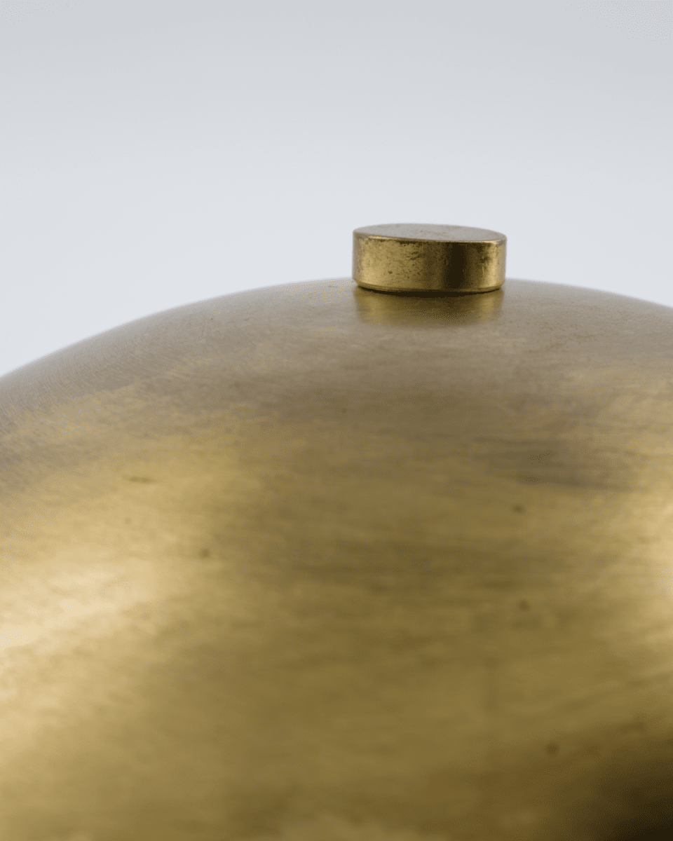 Roomie 33cm Antiikki messinki pöytävalaisin valmistajalta House Doctor - Valkoinen sisävalaisimen varjostin heijastaa kaunista valoa ja luo epäsuoran valaistuksen, joka tuo lämpöä ja tyyliä olohuoneeseen tai makuuhuoneeseen.