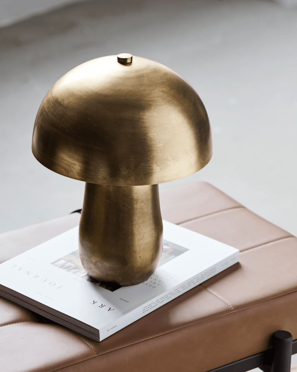 Roomie 33cm Antiikki messinki pöytävalaisin valmistajalta House Doctor - Valkoinen sisävalaisimen varjostin heijastaa kaunista valoa ja luo epäsuoran valaistuksen, joka tuo lämpöä ja tyyliä olohuoneeseen tai makuuhuoneeseen.