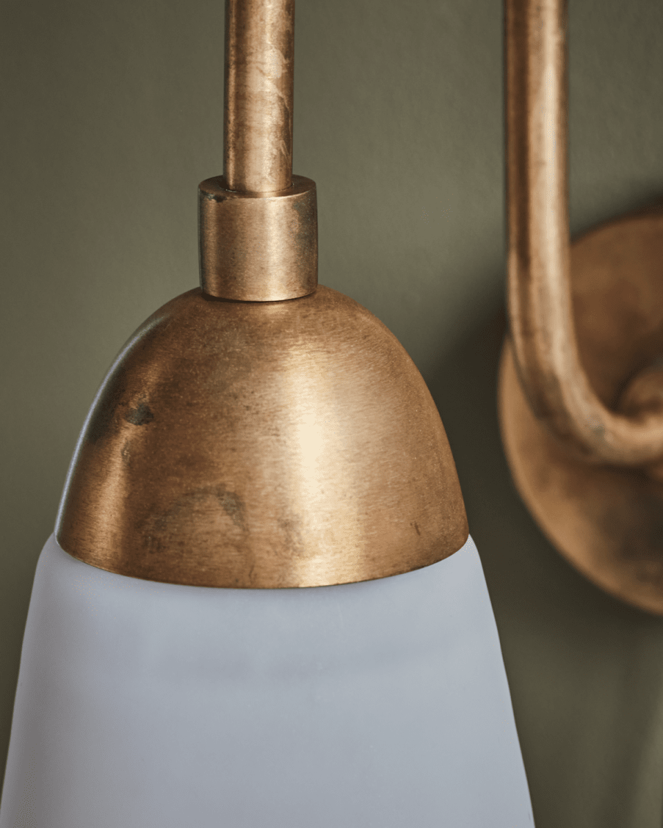Drop 45cm Antiikki messinki seinävalaisin valmistajalta House Doctor - Se säteilee pehmeää ja kutsuvaa valoa, joka lisää eleganssia ja persoonallista tyyliä mihin tahansa huoneeseen.