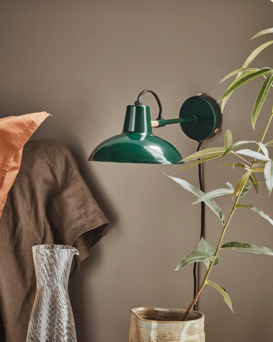 Desk Ø18 Vihreä seinävalaisin valmistajalta House Doctor - Tämä valaisin sopii täydellisesti mihin tahansa huoneeseen, ja siinä yhdistyvät tyyli ja toimivuus.