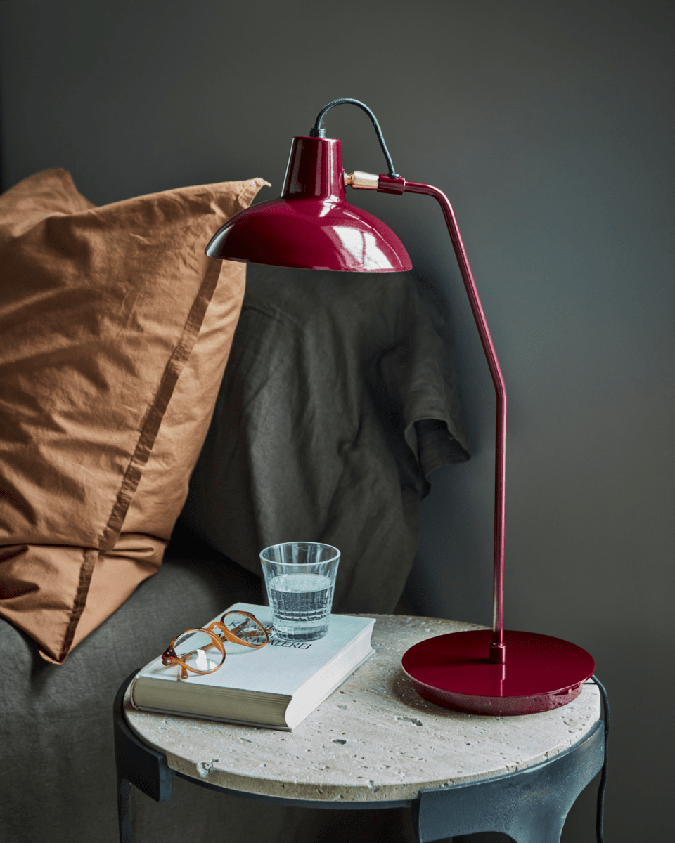 Desk 50cm PUNAINEN työpöytävalaisin valmistajalta House Doctor - Eloisa punainen emaliviimeistely ja klassinen muotoilu tekevät siitä katseenvangitsijan, joka on täydellinen lisäämään värikästä kosketusta mihin tahansa huoneeseen.