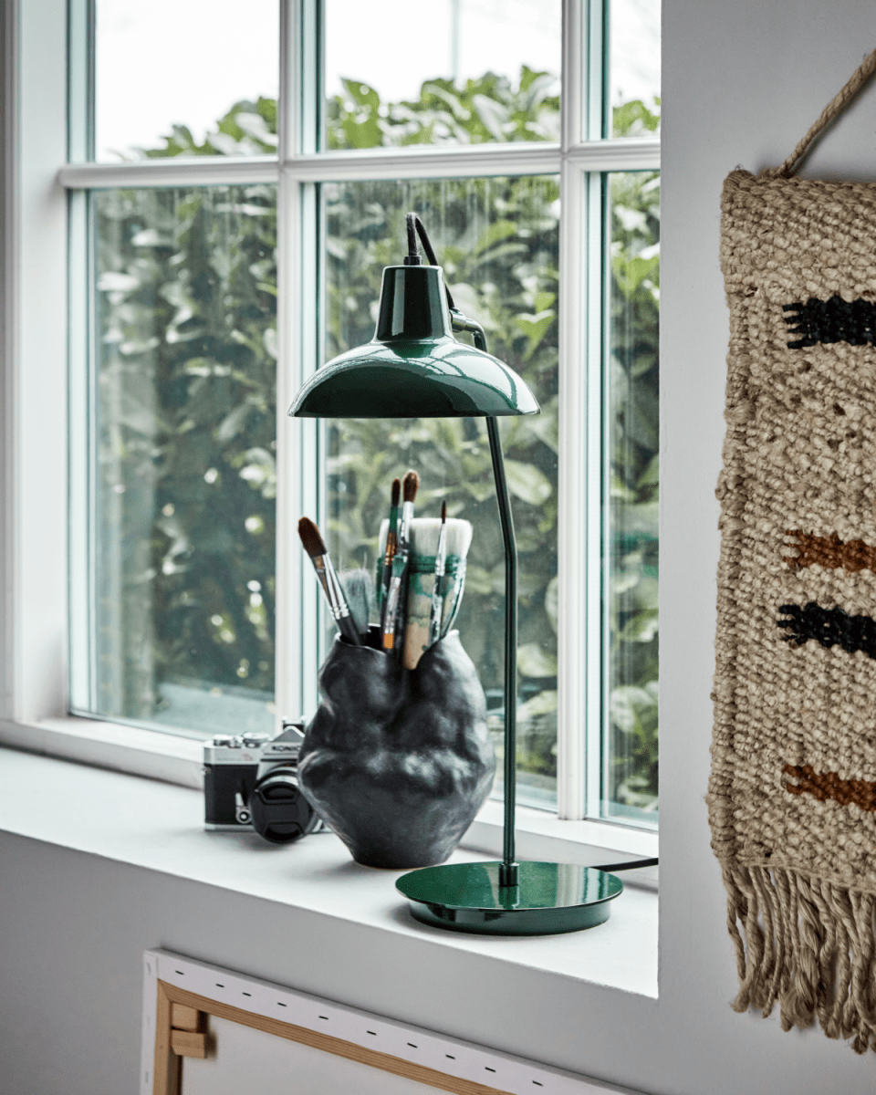 Desk 50cm Vihreä työpöytävalaisin valmistajalta House Doctor - Vihreä emaliviimeistely ja valkoinen sisustus tekevät siitä täydellisen mihin tahansa huoneeseen, olipa se päällä; toimistossa, olohuoneessa tai sängyn vieressä.