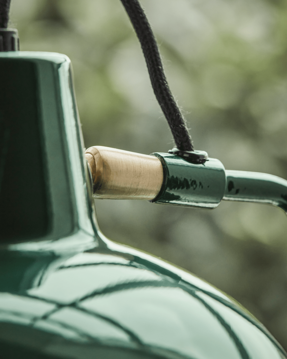 Desk 50cm Vihreä työpöytävalaisin valmistajalta House Doctor - Vihreä emaliviimeistely ja valkoinen sisustus tekevät siitä täydellisen mihin tahansa huoneeseen, olipa se päällä; toimistossa, olohuoneessa tai sängyn vieressä.