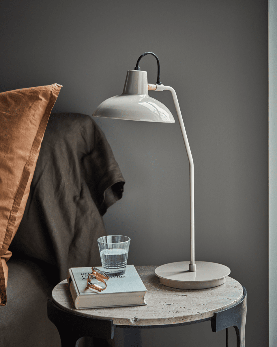 Desk 50cm Harmaa työpöytävalaisin valmistajalta House Doctor - Tämä gr&aring; Valaisin yhdistää puhtaat linjat ja sileän emaliviimeistelyn, mikä tekee siitä sekä modernin että ajattoman.