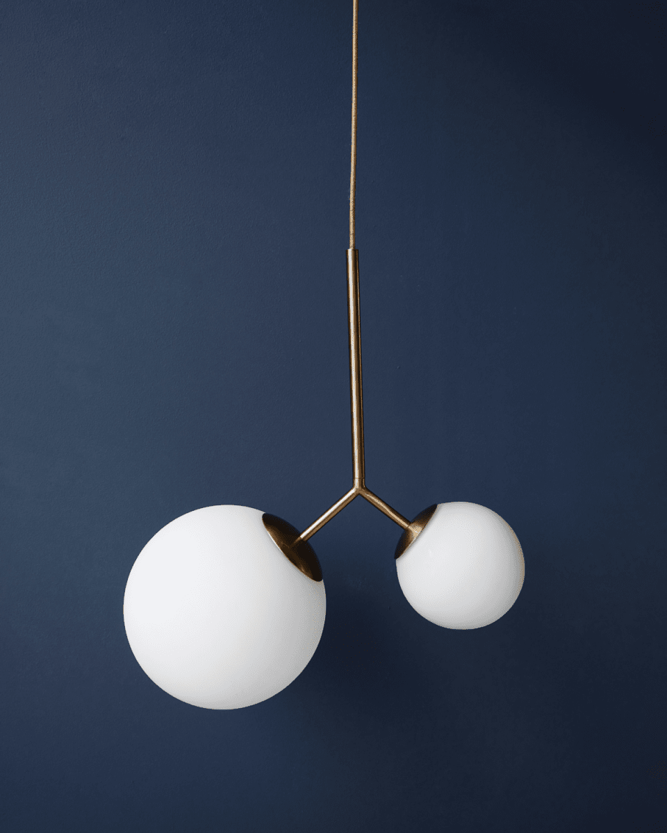 Twice 70cm Messinki kattovalaisin valmistajalta House Doctor - Messinkisten yksityiskohtien ansiosta valaisimessa on uskomattoman hieno ilme, joka on sekä tyylikäs että klassinen.