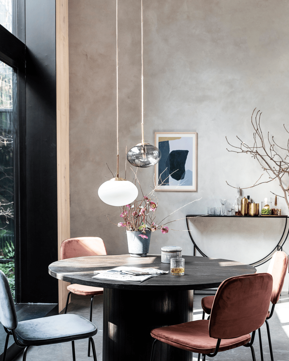 Opal Ø22 Messinki kattovalaisin valmistajalta House Doctor - Opalissa on valkoinen lasinäyttö ja messinginvärinen jousitus.