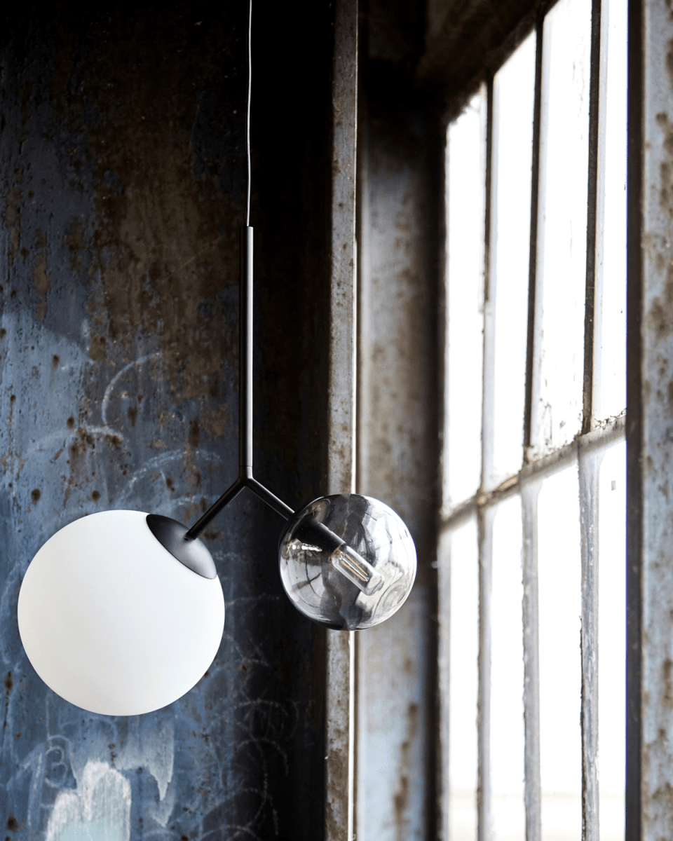 Twice 70cm Musta kattovalaisin valmistajalta House Doctor - T&auml;m&auml; tuote on k&auml;sintehty, mik&auml; tarkoittaa, ett&auml; v&auml;riss&auml;, koossa ja muodossa saattaa esiinty&auml; eroja.