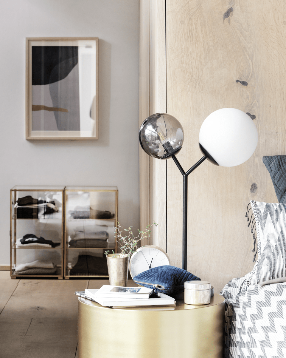 Twice 62cm Musta pöytävalaisin valmistajalta House Doctor - Jalka on mustaa rautaa ja n&auml;iden kahden yhdistelm&auml;; materiaalit antavat r&aring;in, maskuliinisen ja koristeellisen valaisimen.