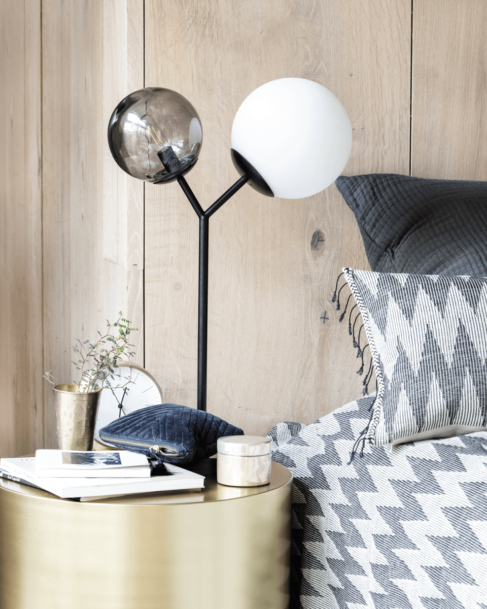 Twice 62cm Musta pöytävalaisin valmistajalta House Doctor - Jalka on mustaa rautaa ja n&auml;iden kahden yhdistelm&auml;; materiaalit antavat r&aring;in, maskuliinisen ja koristeellisen valaisimen.