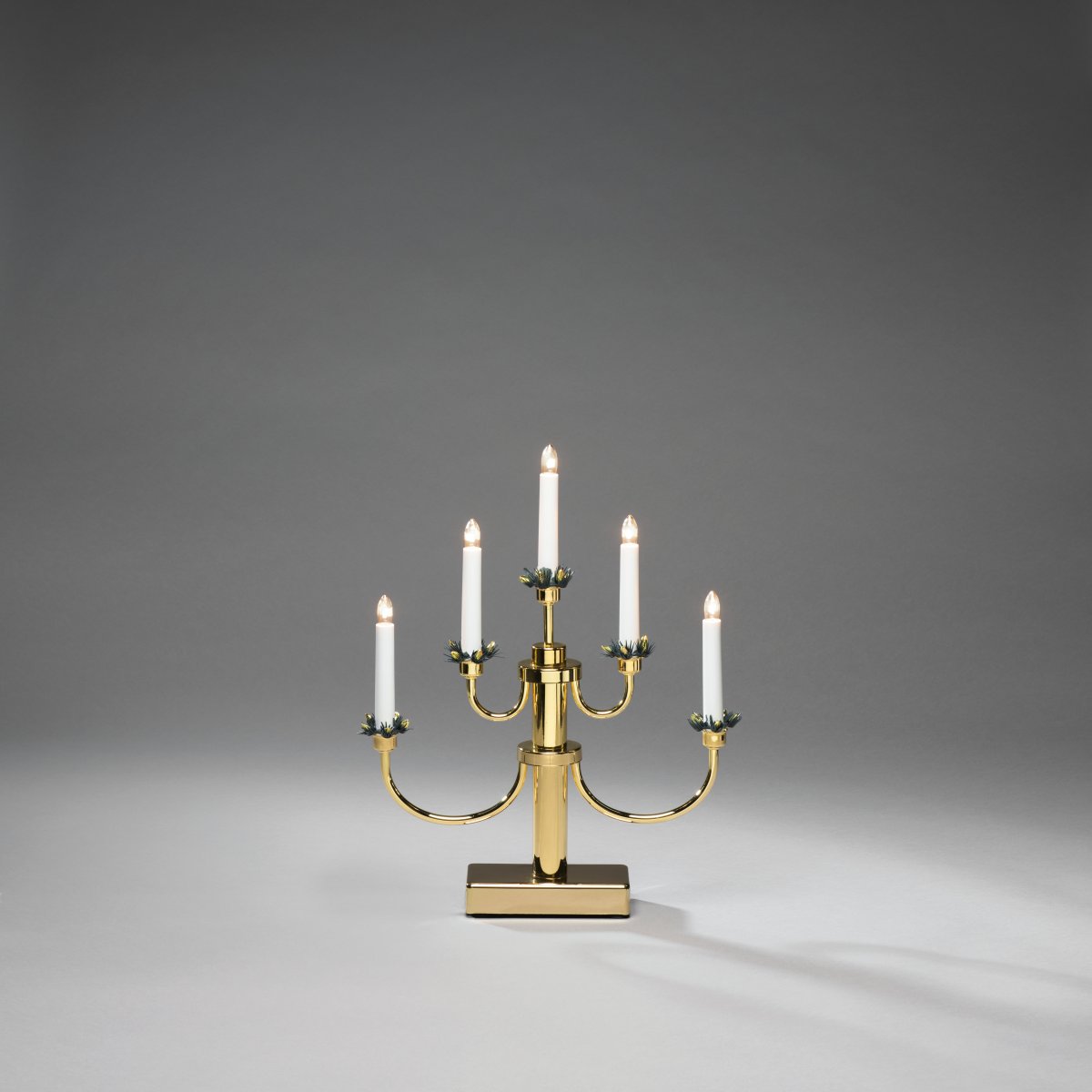 Candelabra 5 Lights Messinki valmistajalta Konstsmide - T&auml;ydellinen luomaan kodikasta ja kutsuvaa tunnelmaa adventin ja joulun aikaan.