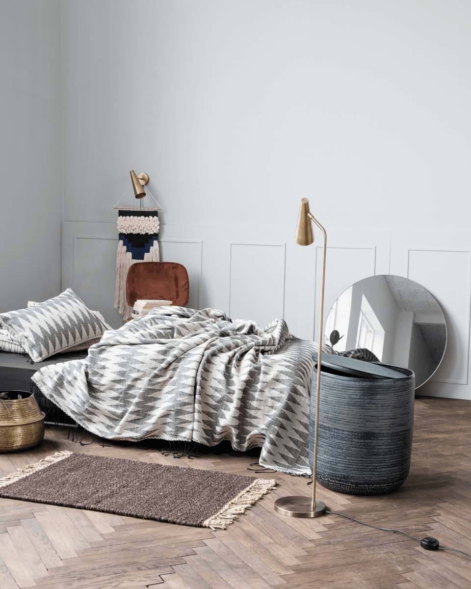 Precise Messinki lattiavalaisin valmistajalta House Doctor - Käsintehty raudasta ja messingistä.