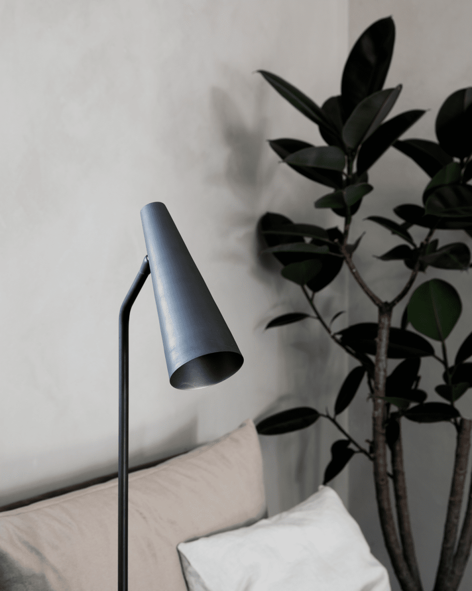 Precise Matta musta lattiavalaisin valmistajalta House Doctor - Käytä kodin sisustuksessa lattiavalaisimia luodaksesi kodikasta valoa kodin pimeisiin kulmiin.