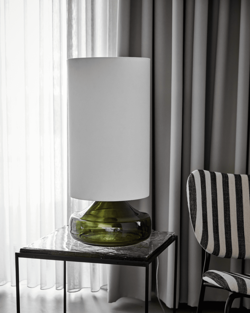 Matte 68cm Vihreä pöytävalaisin valmistajalta House Doctor - Tilava muotoilu lisää raikasta tunnelmaa mihin tahansa huoneeseen ja luo harmonisen tasapainon modernin ja ajattoman eleganssin välille.