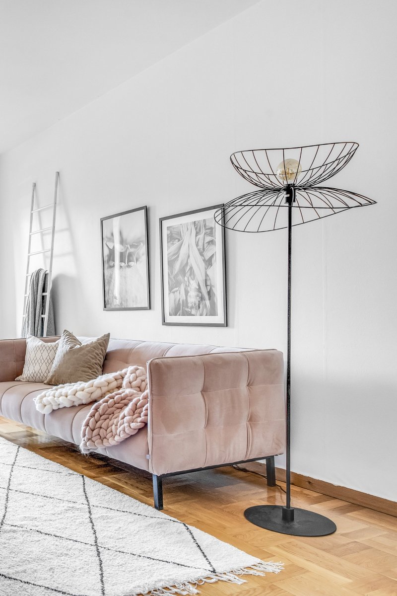 Ray Musta lattiavalaisin valmistajalta Globen Lighting - Se on lamppu, joka ottaa vallan ja asettaa merkin; huone, t&auml;m&auml; on mustaa metallia ja siin&auml; on 200 cm pitk&auml; musta tekstiilikaapeli, jossa on kytkin.