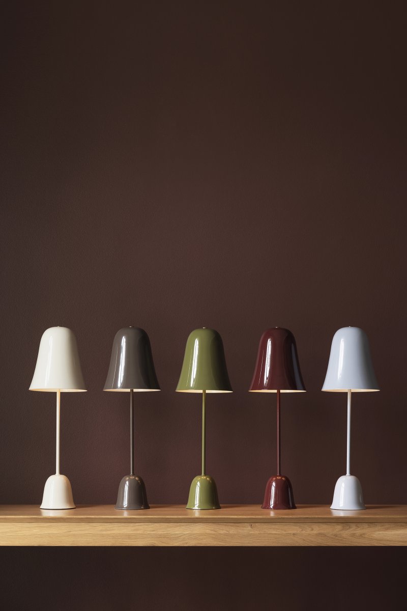 Blåklockan 50cm Ruskea pöytävalaisin valmistajalta Globen Lighting - Blue Bell on tyylikäs ja ajaton pöytävalaisin, joka on valmistettu raudasta ja jossa on korkeakiiltoinen ruskea viimeistely.