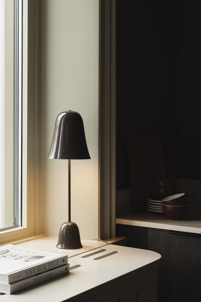 Blåklockan 50cm Ruskea pöytävalaisin valmistajalta Globen Lighting - Blue Bell on tyylikäs ja ajaton pöytävalaisin, joka on valmistettu raudasta ja jossa on korkeakiiltoinen ruskea viimeistely.