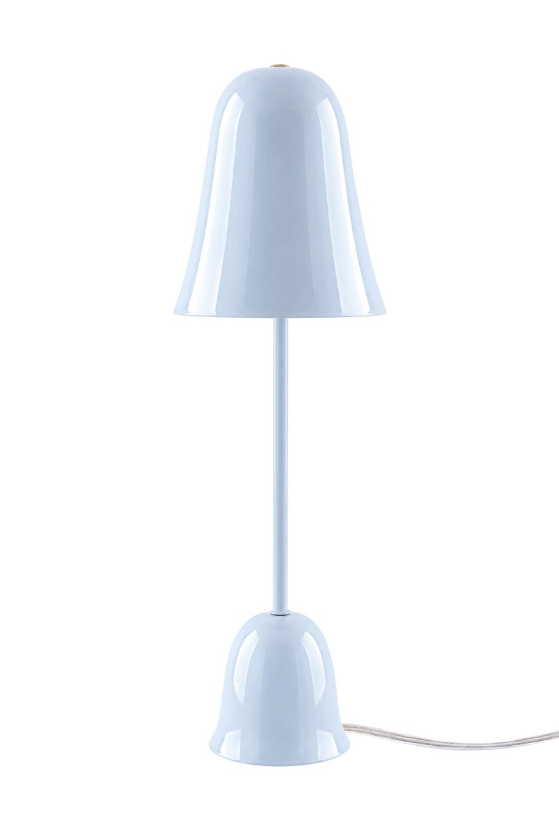 Blåklockan 50cm Vaaleansininen pöytävalaisin valmistajalta Globen Lighting - Blue Bell on tyylikäs ja ajaton pöytävalaisin, joka on valmistettu raudasta ja jossa on korkeakiiltoinen vaaleansininen viimeistely.