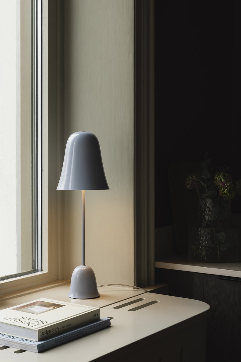 Blåklockan 50cm Vaaleansininen pöytävalaisin valmistajalta Globen Lighting - Blue Bell on tyylikäs ja ajaton pöytävalaisin, joka on valmistettu raudasta ja jossa on korkeakiiltoinen vaaleansininen viimeistely.