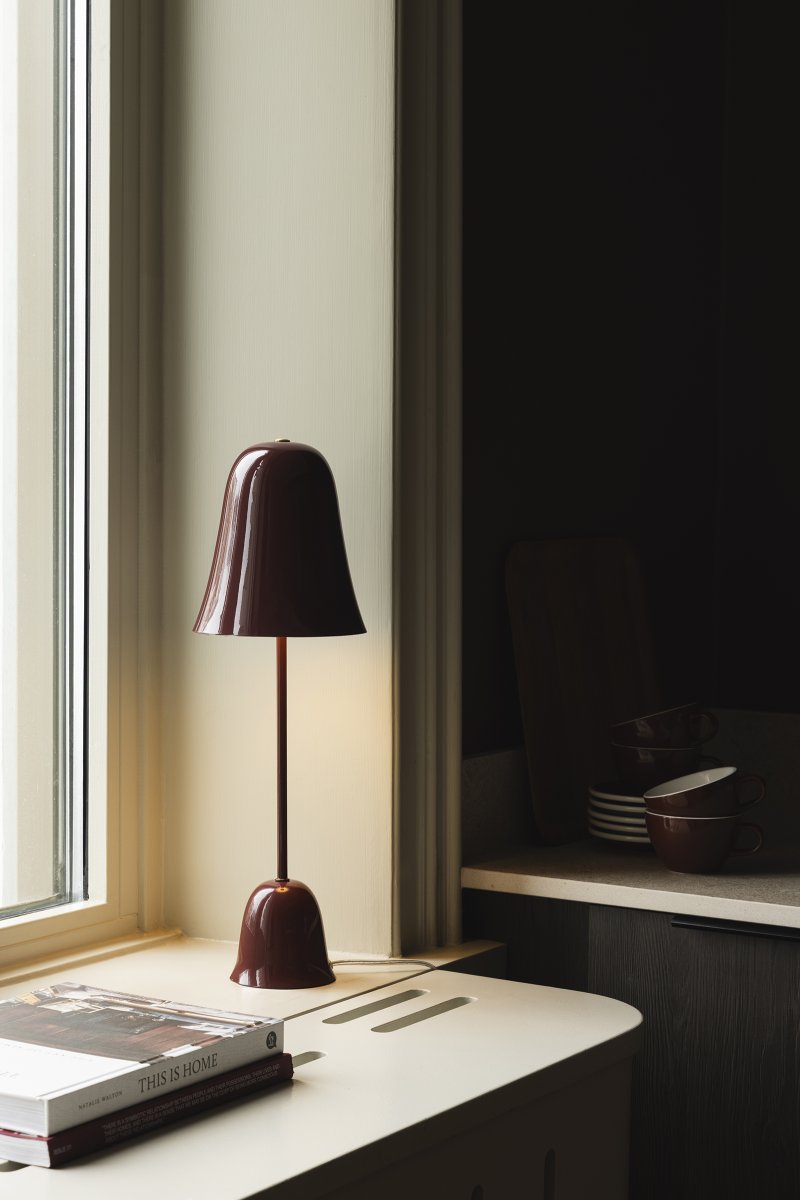 Blåklockan 50cm Burgundi pöytävalaisin valmistajalta Globen Lighting - Bluebell on tyylikäs ja ajaton pöytävalaisin, joka on valmistettu raudasta ja jossa on korkeakiiltoinen viininpunainen viimeistely.