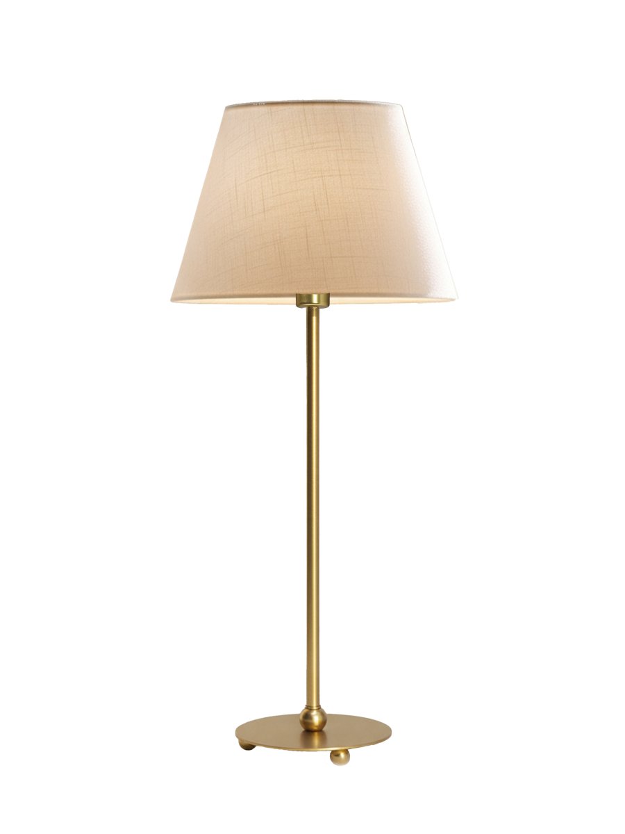 Julie 52cm Messinki/valkoinen pöytävalaisin valmistajalta PR Home - Siin&auml; on kaunis messinginkuosi ja valkoinen, soikea varjostin, jossa on klassinen muoto, mik&auml; antaa valaisimelle ajattoman ja harmonisen ilmeen.