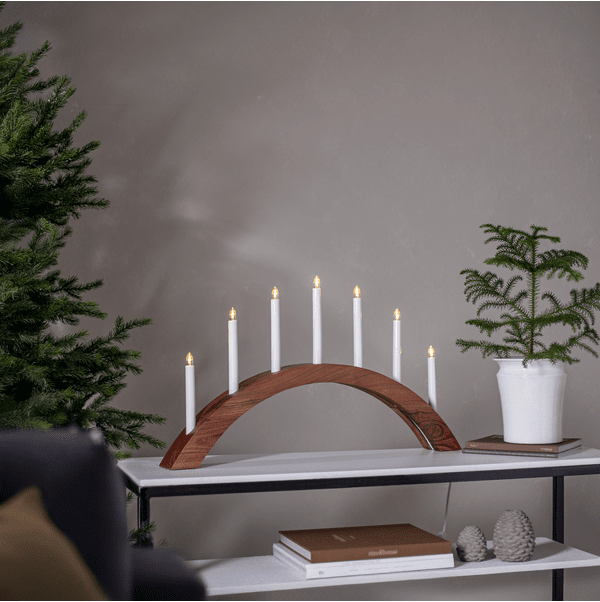 Acca Puu valmistajalta Star Trading - Adventtikynttil&auml;njalassa on 7 LED-valoa, jotka s&auml;teilev&auml;t kaunista hehkua.