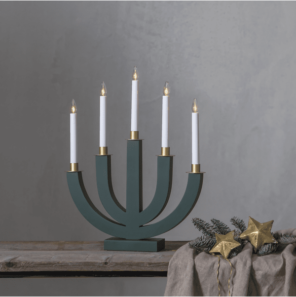 Eli Vihreä valmistajalta Star Trading - Vihre&auml; puinen kynttil&auml;njalka, jossa on viisi kynttil&auml;&auml; ja kullattu koristelu, helppo sijoittaa ja luo ihanan joulutunnelman sek&auml; ikkunaan ett&auml; huoneeseen.