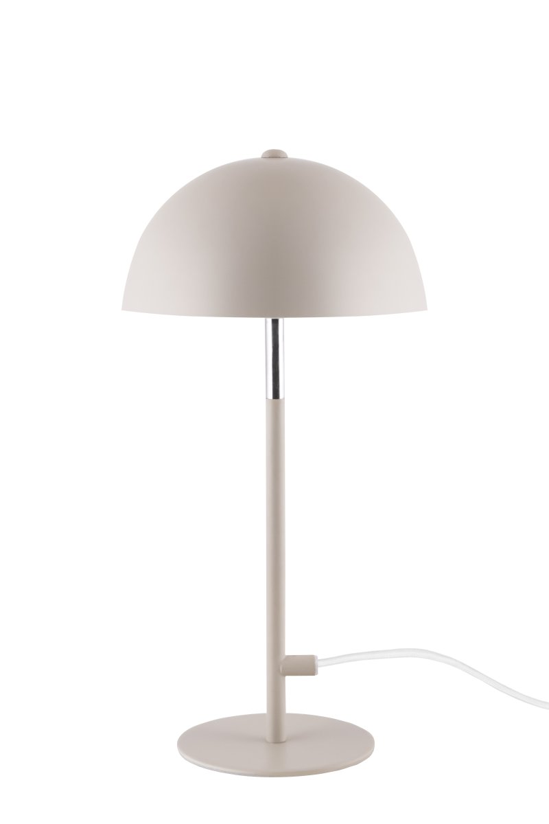 Icon 36cm Vaaleanruskea pöytävalaisin valmistajalta Globen Lighting - P&ouml;yt&auml;valaisin, jossa on mattapintainen metallinen varjostin vaalean latte-ruskeana ja kromiyksityiskohtia.