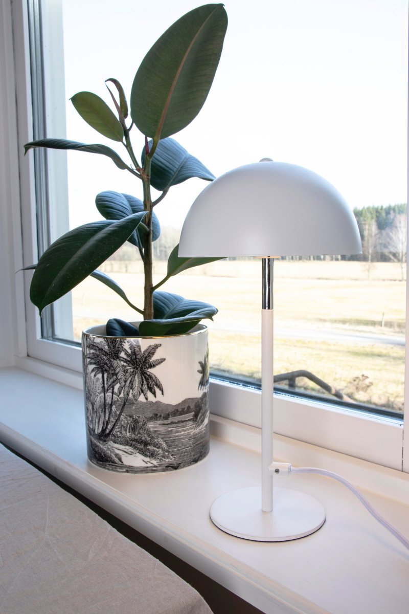 Icon 36cm Valkoinen pöytävalaisin valmistajalta Globen Lighting - Pöytävalaisin mattavalkoiseksi lakatussa metallivarjostimessa ja jalassa kromiyksityiskohtia.