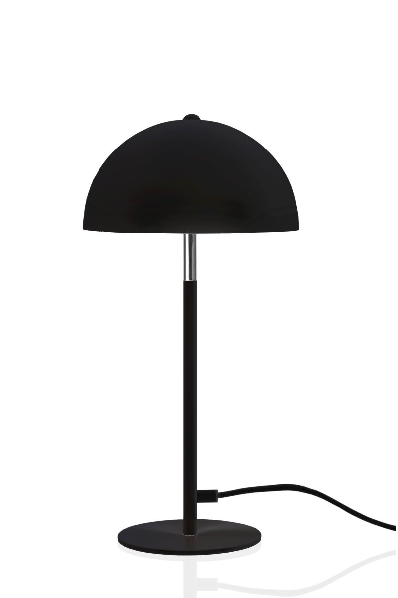 Icon 36cm Musta pöytävalaisin valmistajalta Globen Lighting - Pöytävalaisin mattamustalla lakatulla metallivarjostimella ja jalassa kromiyksityiskohtia.