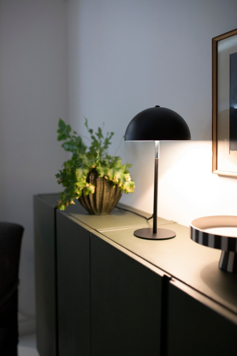 Icon 36cm Musta pöytävalaisin valmistajalta Globen Lighting - Pöytävalaisin mattamustalla lakatulla metallivarjostimella ja jalassa kromiyksityiskohtia.