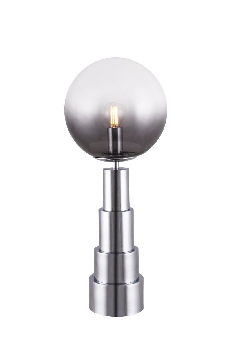 Astro 48cm Kromi pöytävalaisin valmistajalta Globen Lighting - Valaisin on valmistettu krominvärisestä metallista ja siinä on lasipallo, joka on sävytetty savusta kirkkaaksi.